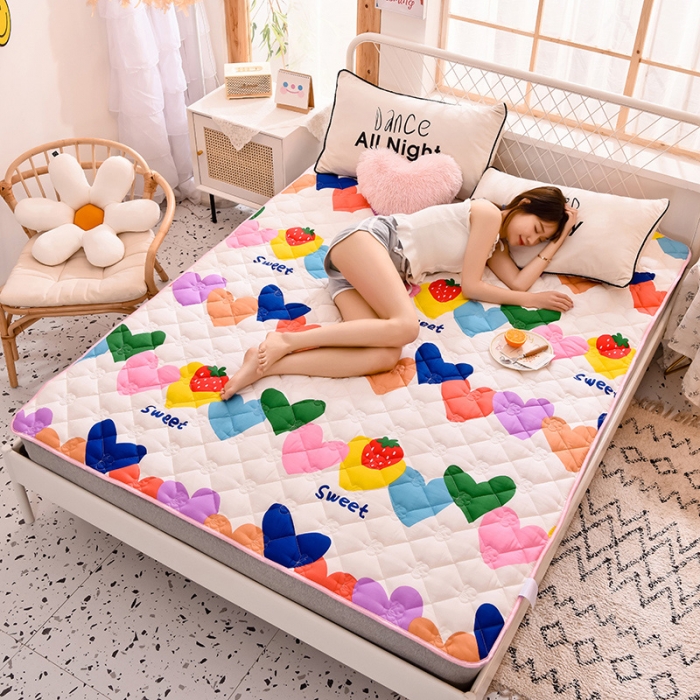 91家纺网 家纺一手货源 找家纺 寐珂 2025新款全棉大豆纤维床垫薄款 爱心草莓