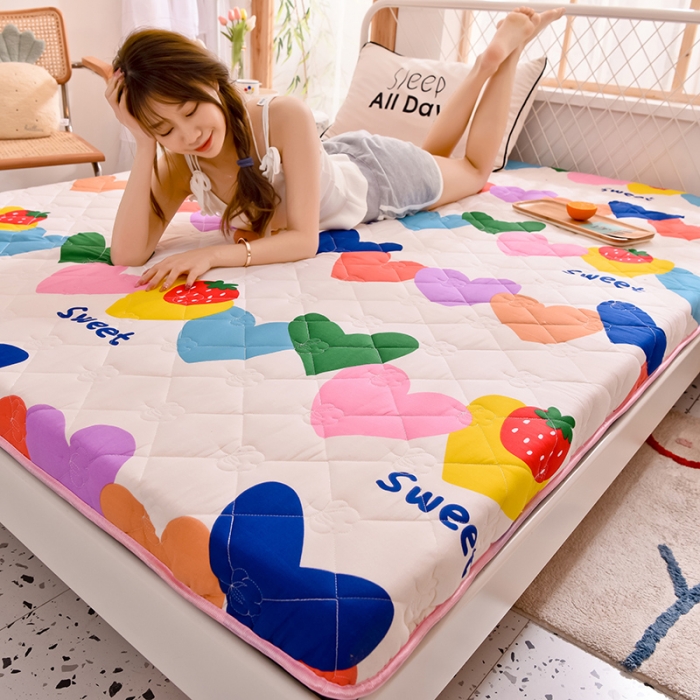 91家纺网 家纺一手货源 找家纺 寐珂 2025新款全棉大豆纤维床垫厚款 爱心草莓