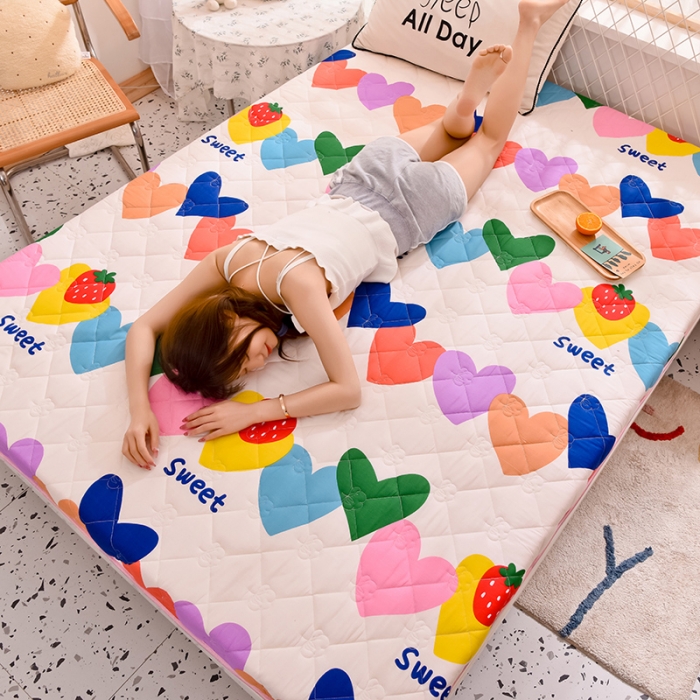 91家纺网 家纺一手货源 找家纺 寐珂 2025新款全棉大豆纤维床垫厚款 爱心草莓