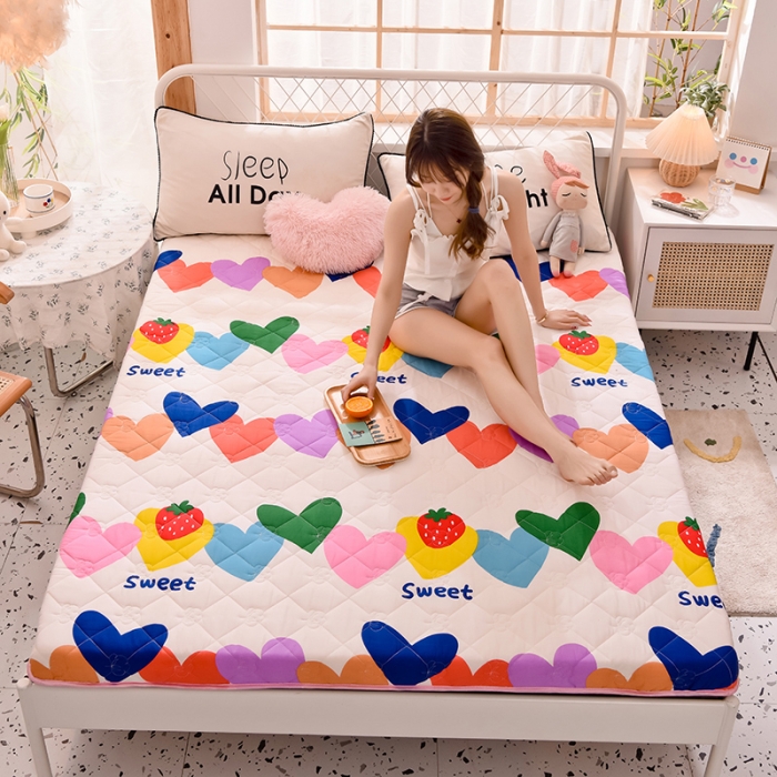 91家纺网 家纺一手货源 找家纺 寐珂 2025新款全棉大豆纤维床垫厚款 爱心草莓