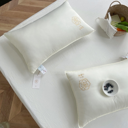 91家纺网 家纺一手货源 找家纺 2021山茶花刺绣羽丝绒软枕头 民宿酒店单边护颈软枕芯单只