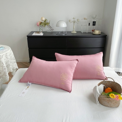 91家纺网 家纺一手货源 找家纺 2021山茶花刺绣羽丝绒软枕头 民宿酒店单边护颈软枕芯单只