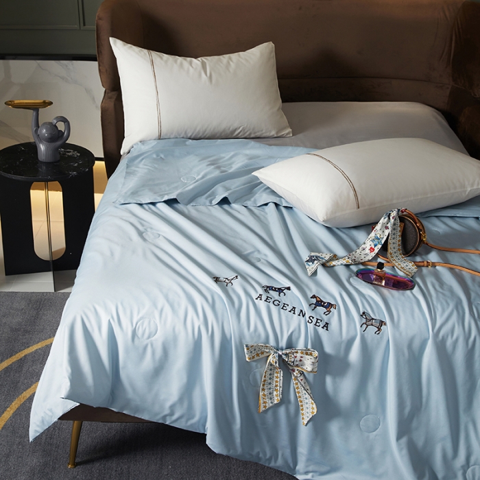 91家纺网 家纺一手货源 找家纺 凡客 2021春夏新款水洗真丝丝巾夏被 凡尔赛（天蓝）