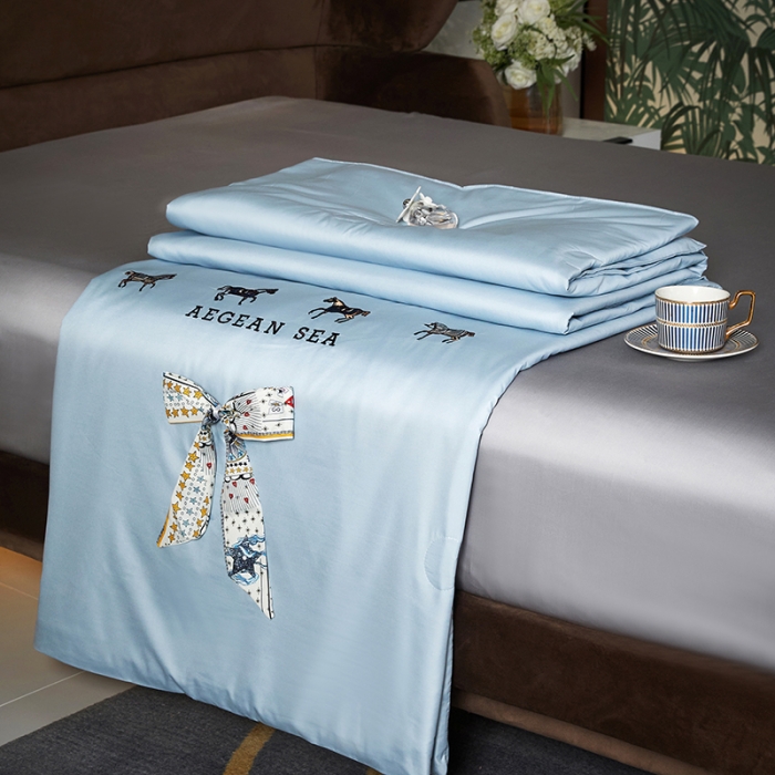 91家纺网 家纺一手货源 找家纺 凡客 2021春夏新款水洗真丝丝巾夏被 凡尔赛（天蓝）