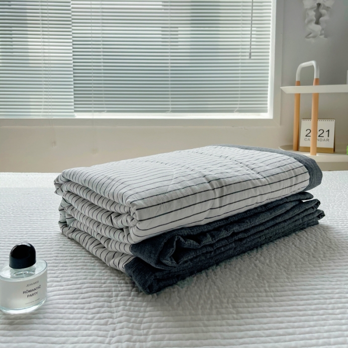 91家纺网 家纺一手货源 找家纺 尚品本色 2023新款水洗棉夏被 白细条