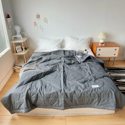 91家纺网 家纺一手货源 找家纺 尚品本色 2023新款水洗棉夏被 黑细条