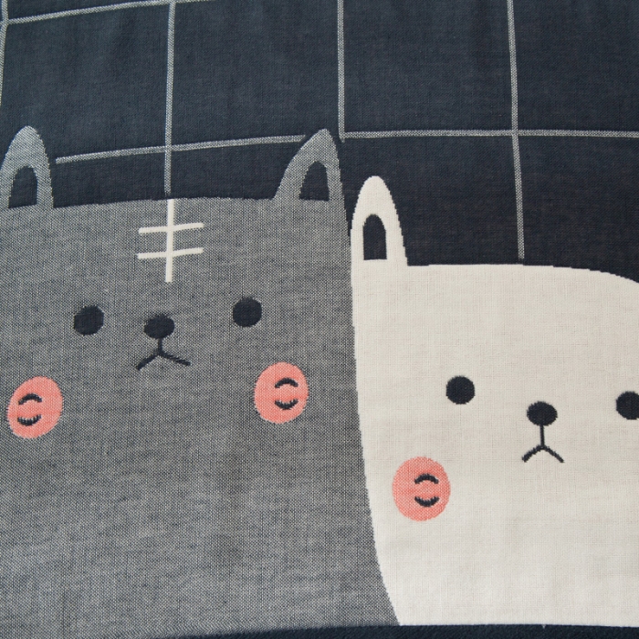 91家纺网 家纺一手货源 找家纺 朴尔新款卡通AB组合全棉四层纱布枕巾一对 两只小猫-藏青