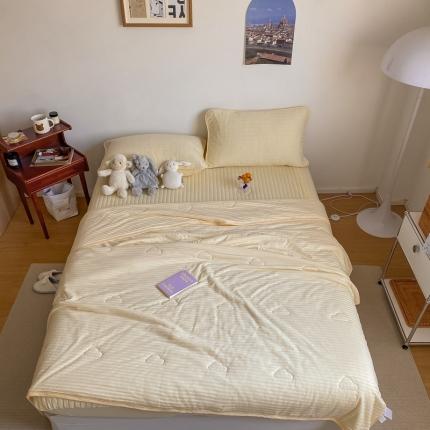 91家纺网 家纺一手货源 找家纺 （总）风向标 2022春夏新品针织棉夏被条纹款实拍图