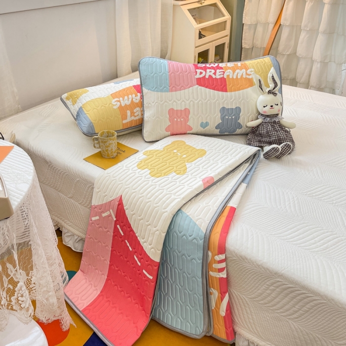 91家纺网 家纺一手货源 找家纺 金爱家 2021新款卡通乳胶凉席三件套  软糖熊