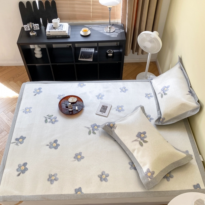 91家纺网 家纺一手货源 找家纺 时年家纺 2021新款水洗冰露丝养生凉席数码印花-轻奢 蓝风铃