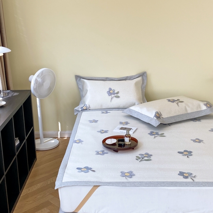 91家纺网 家纺一手货源 找家纺 时年家纺 2021新款水洗冰露丝养生凉席数码印花-轻奢 蓝风铃