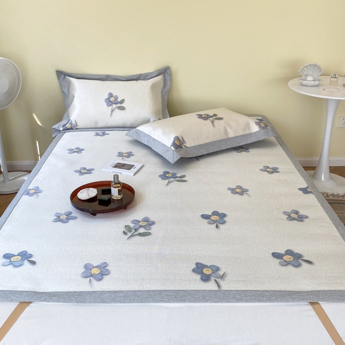 91家纺网 家纺一手货源 找家纺 时年家纺 2021新款水洗冰露丝养生凉席数码印花-轻奢 蓝风铃