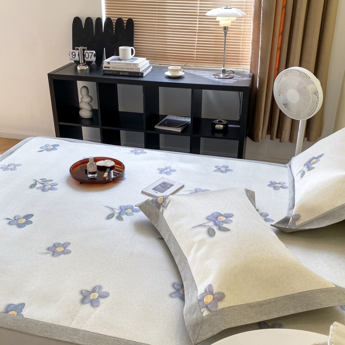 91家纺网 家纺一手货源 找家纺 时年家纺 2021新款水洗冰露丝养生凉席数码印花-轻奢 蓝风铃