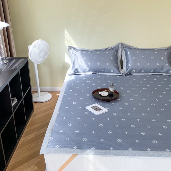 91家纺网 家纺一手货源 找家纺 时年家纺 2021新款水洗冰露丝养生凉席数码印花-轻奢 四叶草