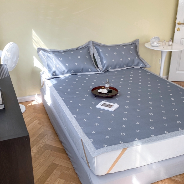 91家纺网 家纺一手货源 找家纺 时年家纺 2021新款水洗冰露丝养生凉席数码印花-轻奢 四叶草