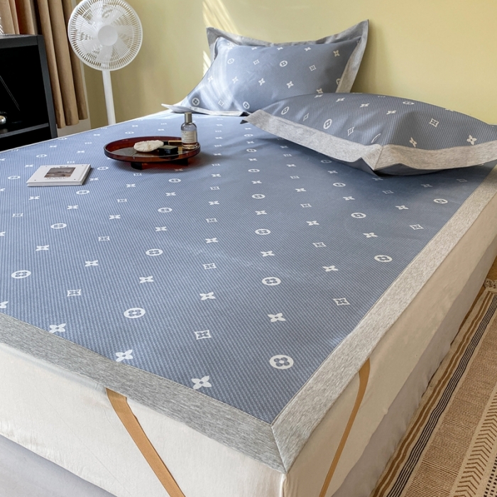 91家纺网 家纺一手货源 找家纺 时年家纺 2021新款水洗冰露丝养生凉席数码印花-轻奢 四叶草