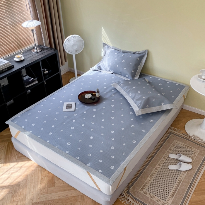 91家纺网 家纺一手货源 找家纺 时年家纺 2021新款水洗冰露丝养生凉席数码印花-轻奢 四叶草