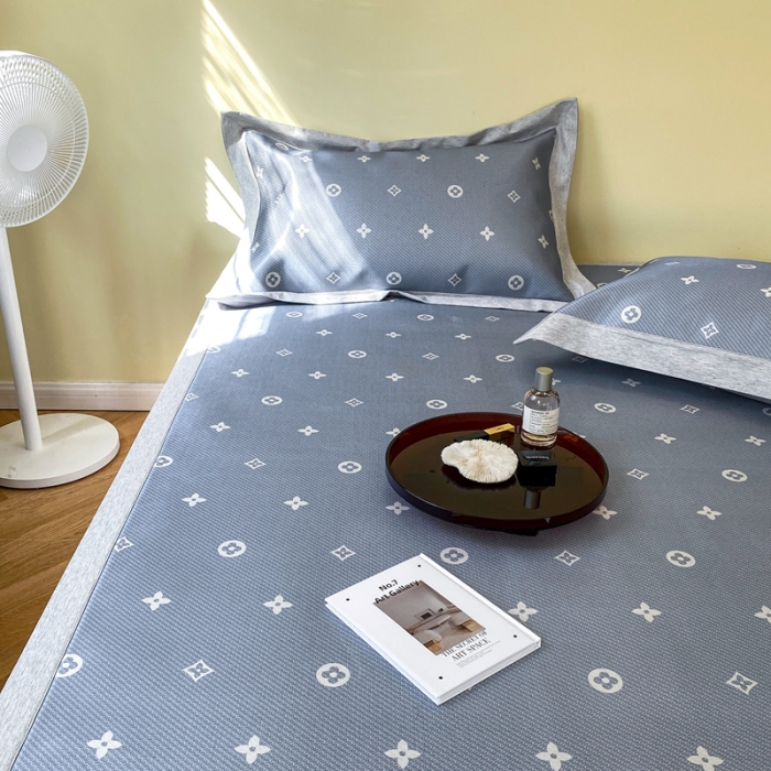 91家纺网 家纺一手货源 找家纺 时年家纺 2021新款水洗冰露丝养生凉席数码印花-轻奢 四叶草