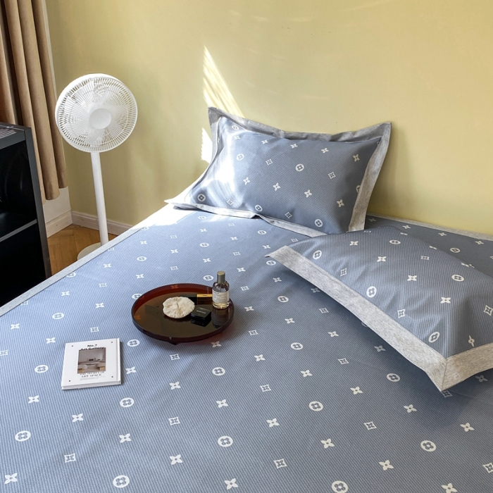 91家纺网 家纺一手货源 找家纺 时年家纺 2021新款水洗冰露丝养生凉席数码印花-轻奢 四叶草