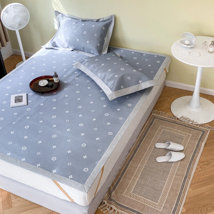 91家纺网 家纺一手货源 找家纺 时年家纺 2021新款水洗冰露丝养生凉席数码印花-轻奢 四叶草