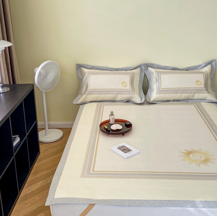 91家纺网 家纺一手货源 找家纺 时年家纺 2021新款水洗冰露丝养生凉席数码印花-轻奢 小幸运黄