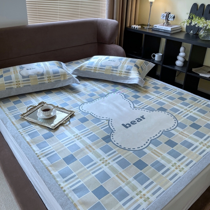 91家纺网 家纺一手货源 找家纺 时年 2021新款水洗冰露丝养生凉席数码印花轻奢风格二格子熊2