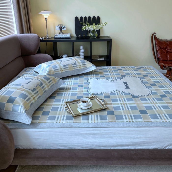 91家纺网 家纺一手货源 找家纺 时年 2021新款水洗冰露丝养生凉席数码印花轻奢风格二格子熊2