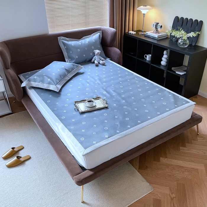 91家纺网 家纺一手货源 找家纺 时年 2021新款水洗冰露丝养生凉席数码印花轻奢风格二四叶草2