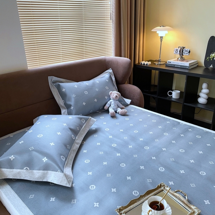 91家纺网 家纺一手货源 找家纺 时年 2021新款水洗冰露丝养生凉席数码印花轻奢风格二四叶草2