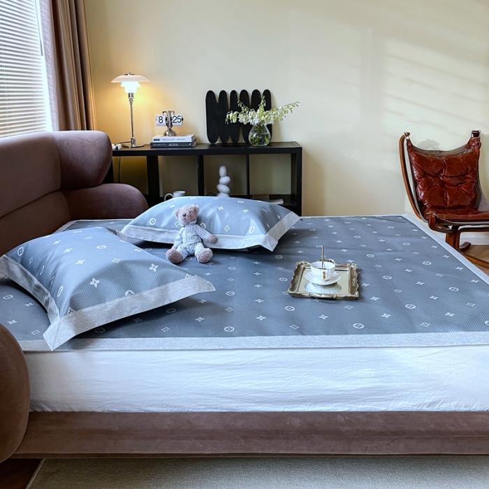 91家纺网 家纺一手货源 找家纺 时年 2021新款水洗冰露丝养生凉席数码印花轻奢风格二四叶草2