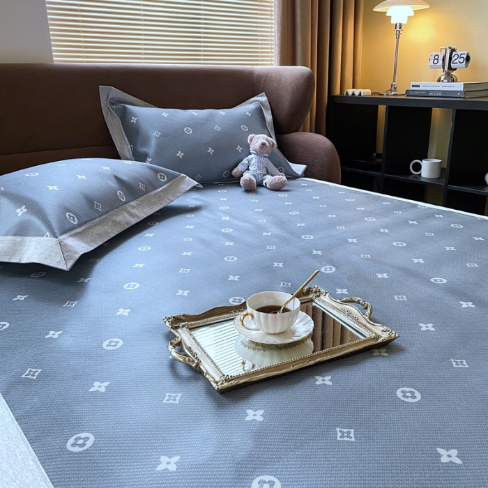 91家纺网 家纺一手货源 找家纺 时年 2021新款水洗冰露丝养生凉席数码印花轻奢风格二四叶草2