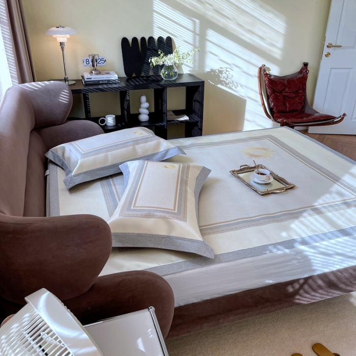 91家纺网 家纺一手货源 找家纺 时年2021新款水洗冰露丝养生凉席数码印花轻奢风格二小幸运黄2