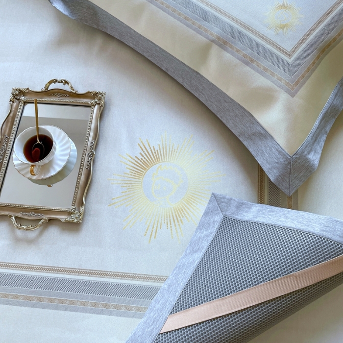 91家纺网 家纺一手货源 找家纺 时年2021新款水洗冰露丝养生凉席数码印花轻奢风格二小幸运黄2