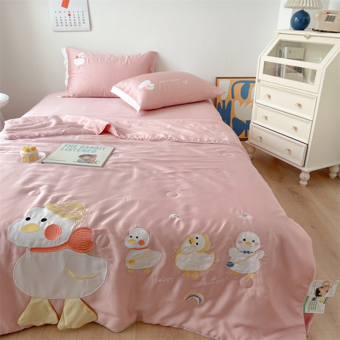 91家纺网 家纺一手货源 找家纺 星野家居 2021新款80s天丝夏被系列 加油鸭粉