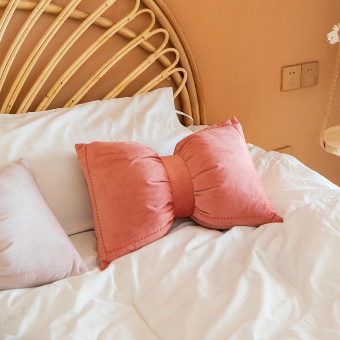 91家纺网 家纺一手货源 找家纺 （总）美茉家居纯色丝绒刺绣腰枕素色蝴蝶结腰靠样板房长枕