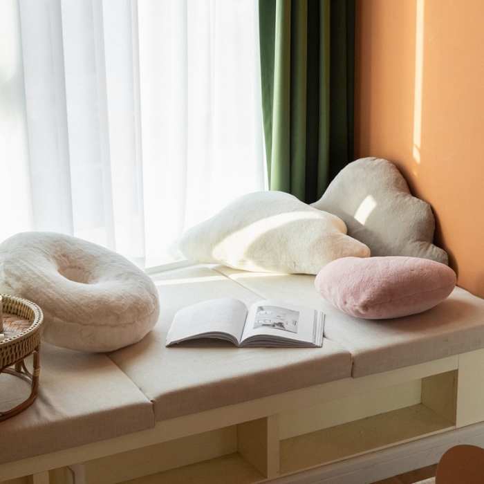 91家纺网 家纺一手货源 找家纺 总-美茉家居兔毛绒异形卡通抱枕可爱云朵造型腰靠甜甜圈爱心腰枕