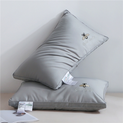 91家纺网 家纺一手货源 找家纺 全棉刺绣羽丝绒枕芯 小蜜蜂大豆纤维养身立体枕头 枕芯