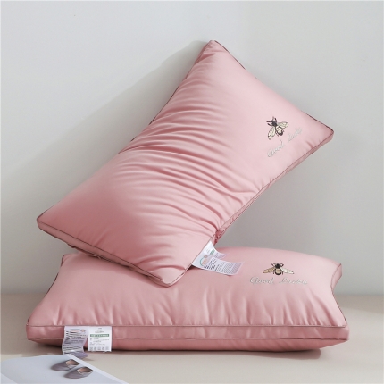 91家纺网 家纺一手货源 找家纺 全棉刺绣羽丝绒枕芯 小蜜蜂大豆纤维养身立体枕头 枕芯