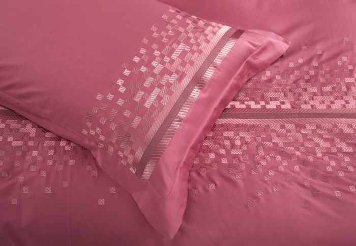 91家纺网 家纺一手货源 找家纺 榻尚家居 2021新款非凡澳棉长绒棉贡缎刺绣床盖款四件套 卡梅尔珊瑚红