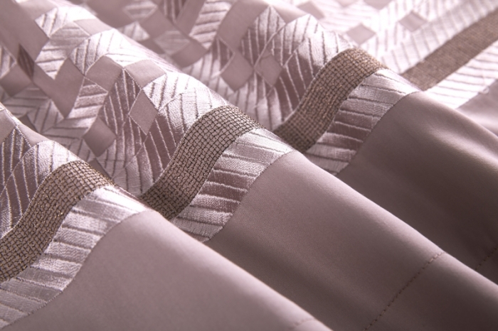 91家纺网 家纺一手货源 找家纺 榻尚家居 2021新款非凡澳棉长绒棉贡缎刺绣床盖款四件套 卡梅尔珊瑚红