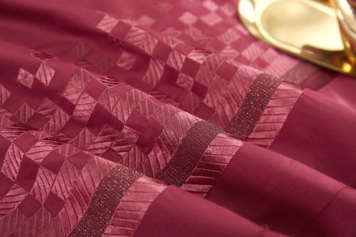 91家纺网 家纺一手货源 找家纺 榻尚家居 2021新款非凡澳棉长绒棉贡缎刺绣床盖款四件套 卡梅尔深红