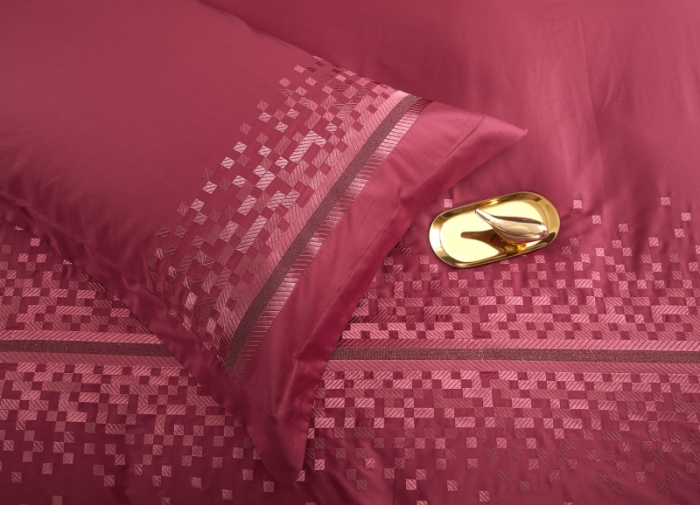 91家纺网 家纺一手货源 找家纺 榻尚家居 2021新款非凡澳棉长绒棉贡缎刺绣床盖款四件套 卡梅尔深红