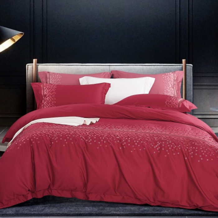 91家纺网 家纺一手货源 找家纺 榻尚家居 2021新款非凡澳棉长绒棉贡缎刺绣床盖款四件套 卡梅尔深红