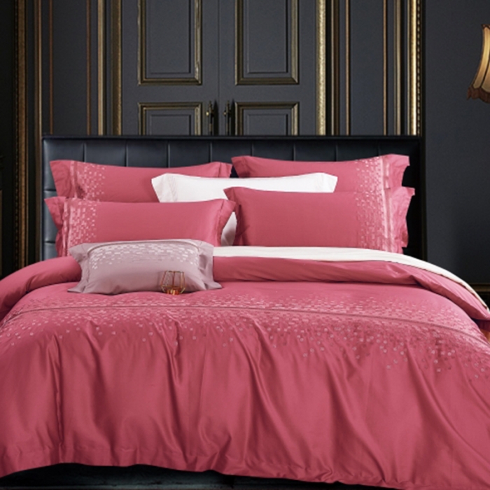 91家纺网 家纺一手货源 找家纺 榻尚家居 2021新款非凡澳棉长绒棉贡缎刺绣床盖款四件套 卡梅尔珊瑚红