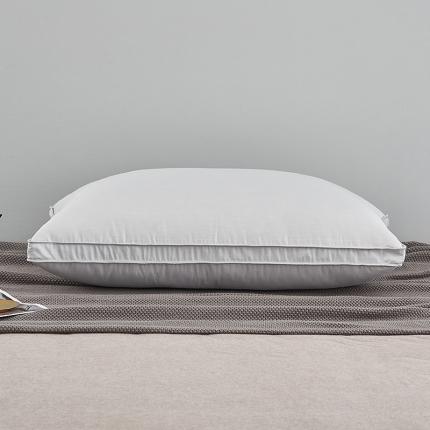 91家纺网 家纺一手货源 找家纺 （总）呆头鹅 80支柔赛丝三层羽绒枕-立体款 羽绒枕白鹅绒枕芯枕头