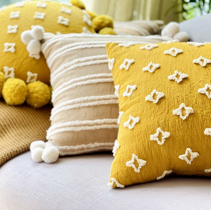 91家纺网 家纺一手货源 找家纺 （总）918拾朵家居新款流苏款索菲亚剪花抱枕