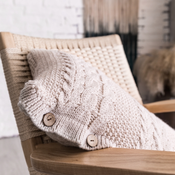 91家纺网 家纺一手货源 找家纺 918拾朵家居 2021新款粗针麻花长腰枕 米白