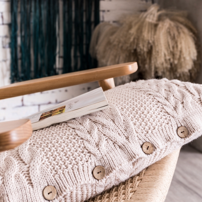 91家纺网 家纺一手货源 找家纺 918拾朵家居 2021新款粗针麻花长腰枕 米白