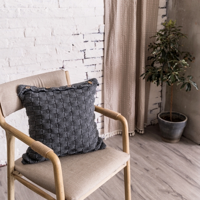 91家纺网 家纺一手货源 找家纺 918拾朵家居 2021新款立体方格抱枕 灰色