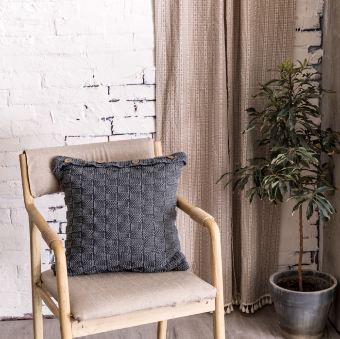 91家纺网 家纺一手货源 找家纺 918拾朵家居 2021新款立体方格抱枕 灰色